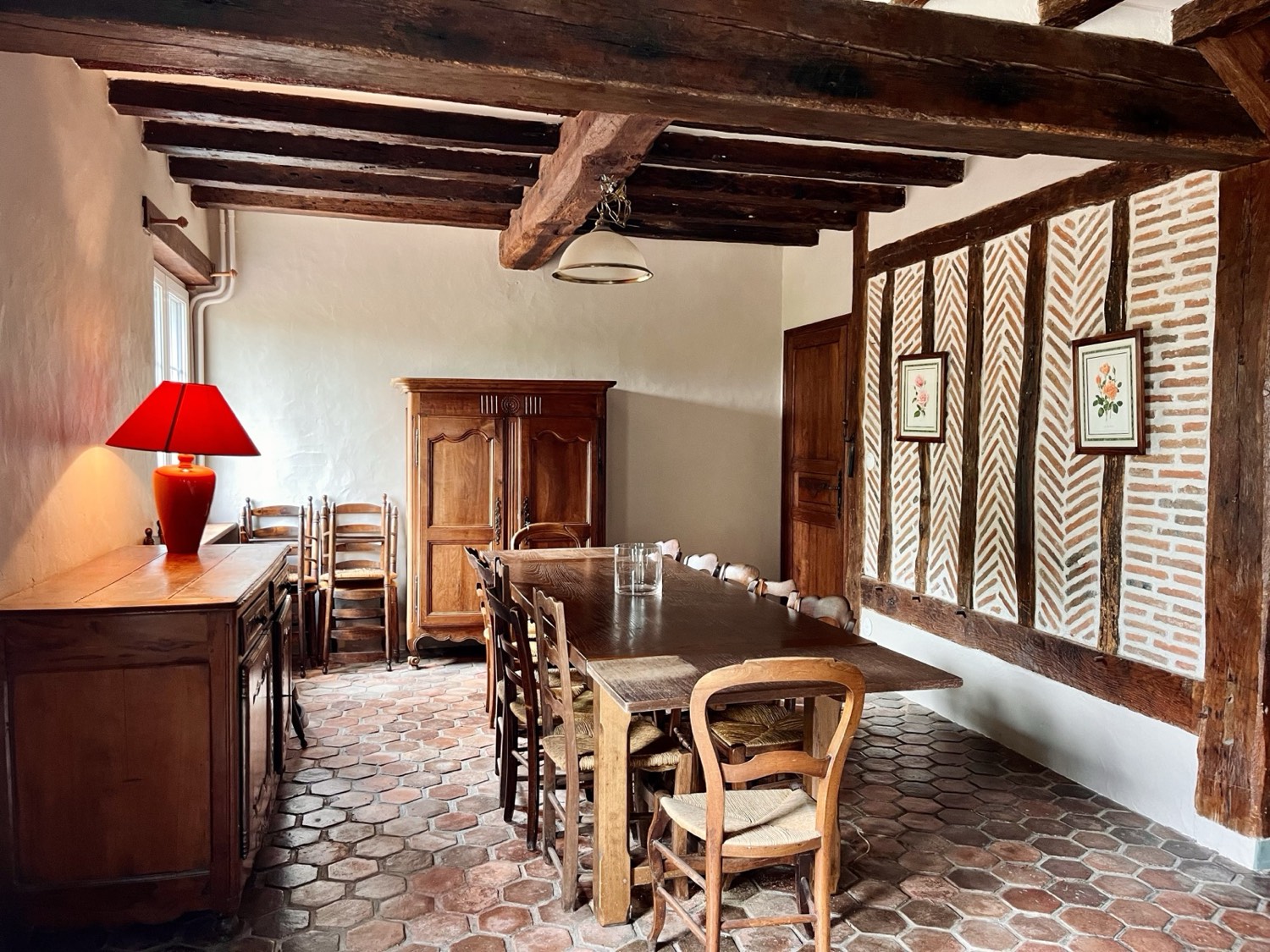 De grote eetkamer, met boerentafel en vakwerkmuur