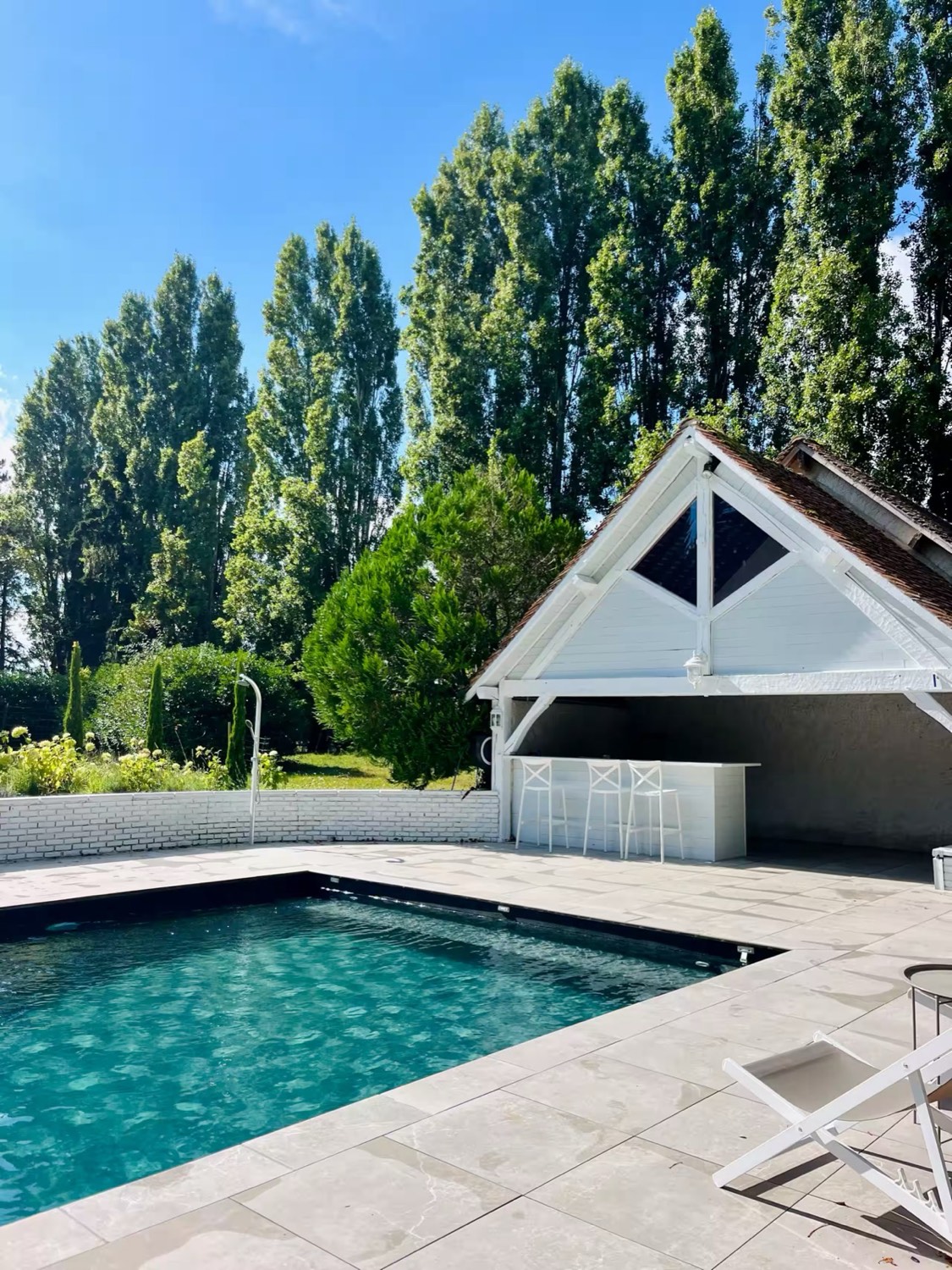 Het verwarmde zwembad met poolhouse en zomerbar