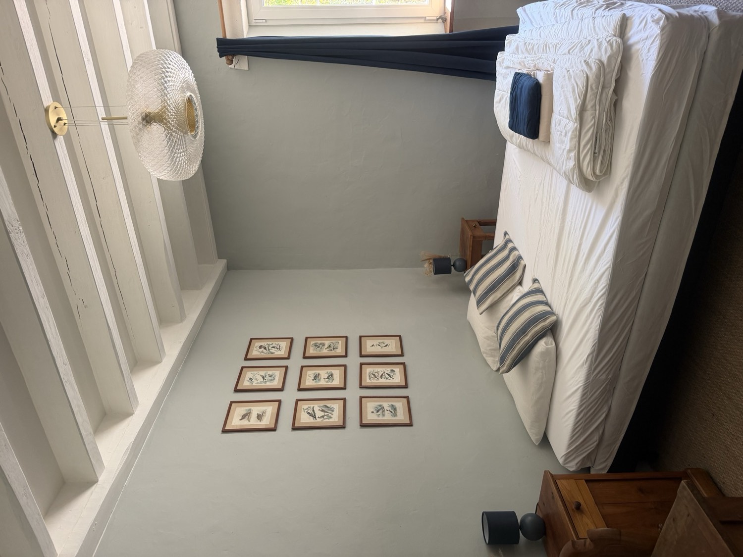Slaapkamer met ingelijste botanische prenten
