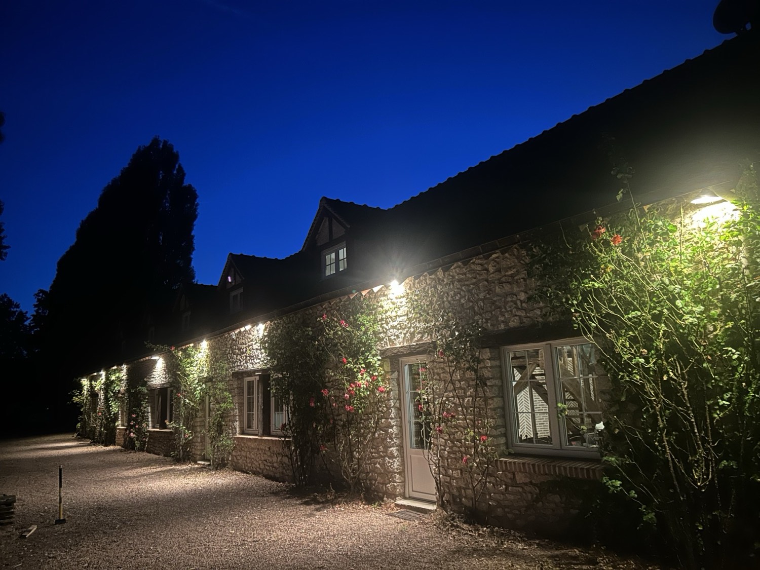 De stenen boerderij, verlicht bij het vallen van de avond