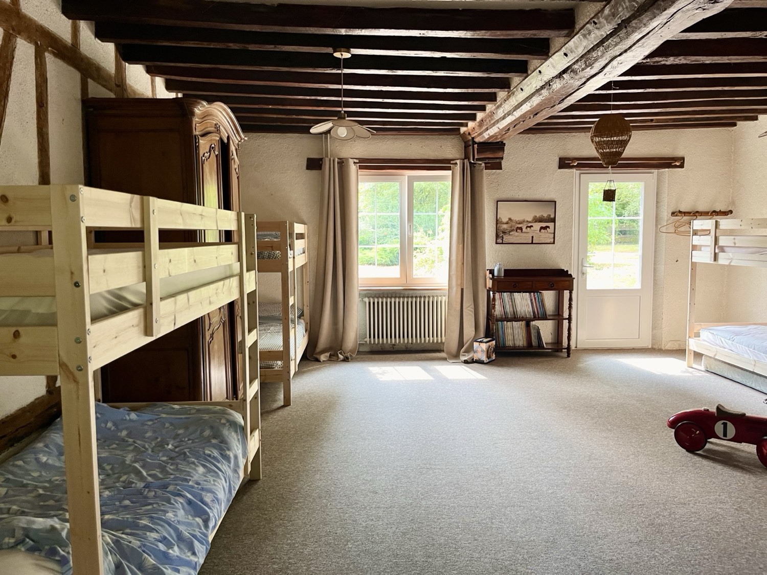 Grote kinderslaapzaal met meerdere stapelbedden