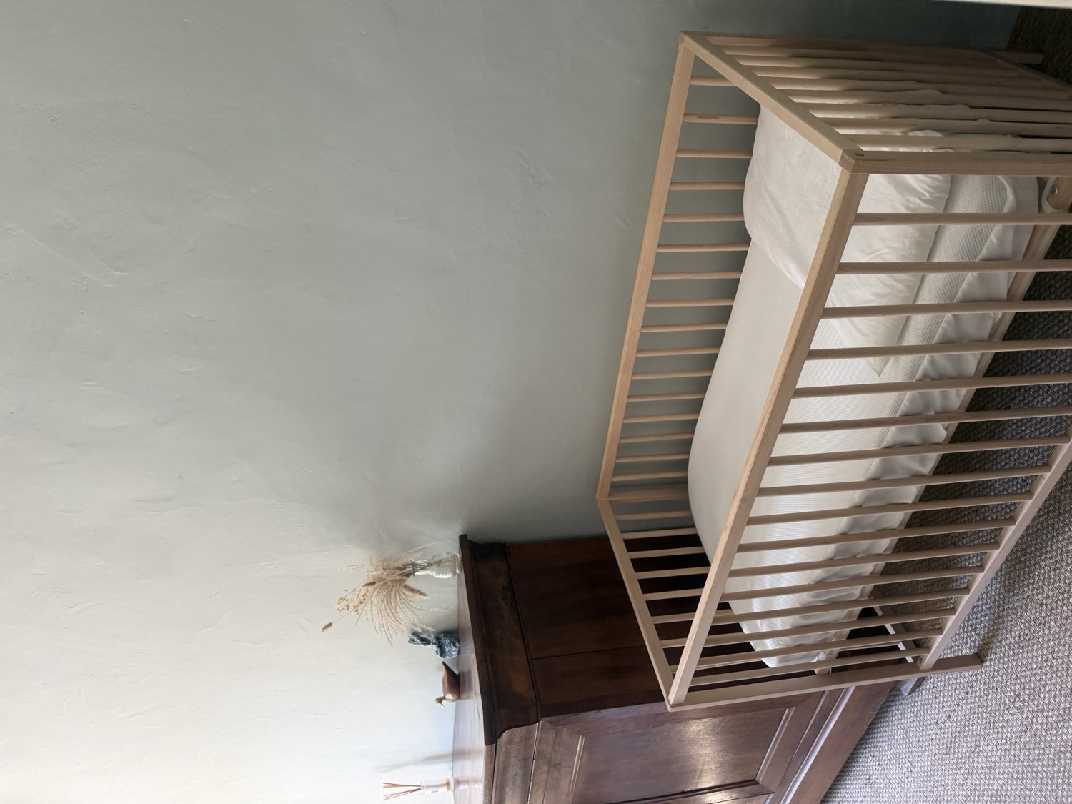Slaapkamer met babybed, speciaal ingericht voor gezinnen