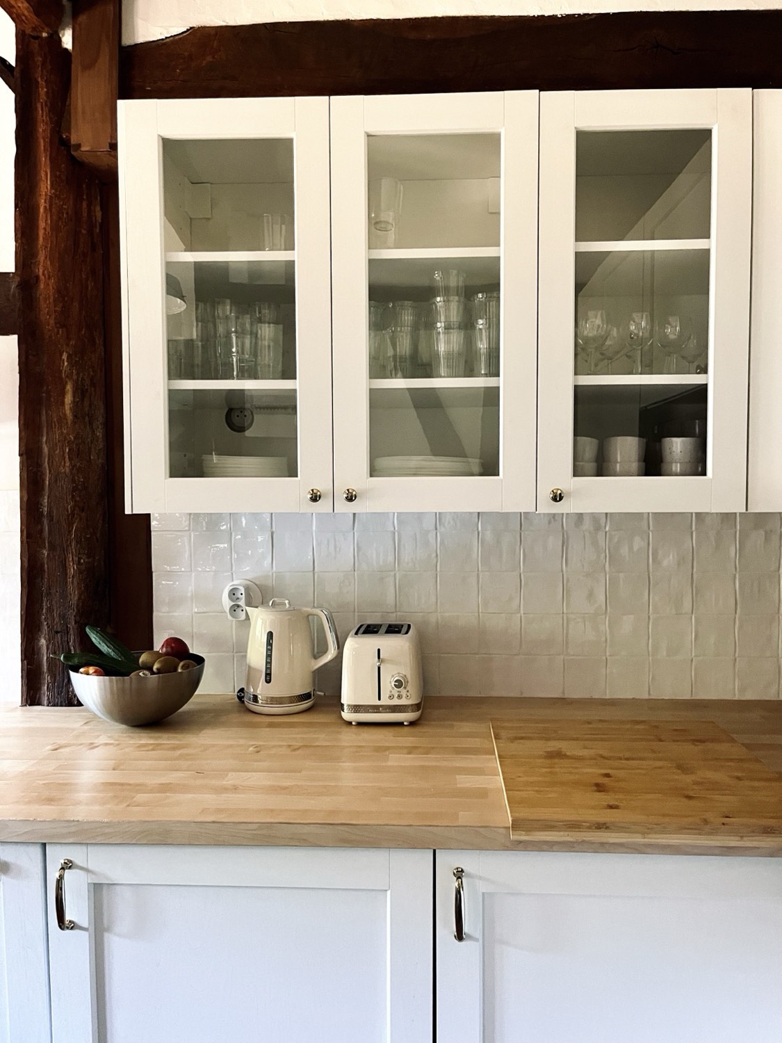 Servies en ontbijt in de ingerichte keuken