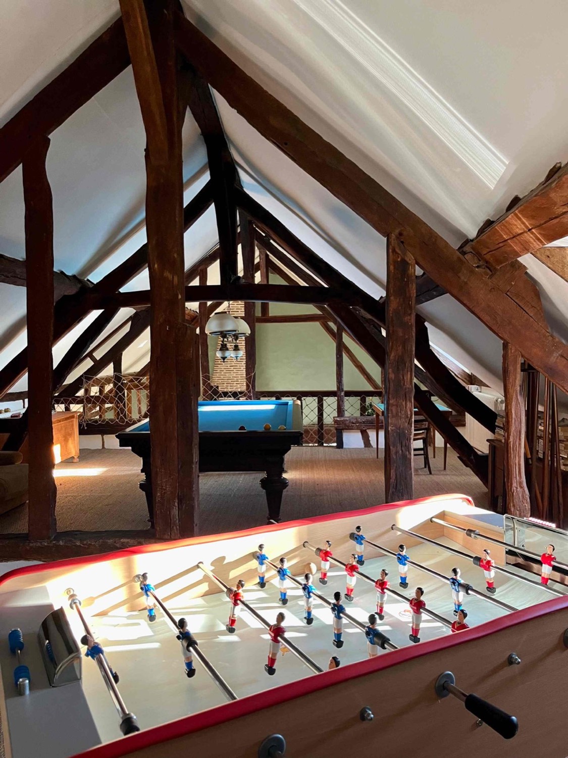 La salle de jeux : billard français et baby-foot