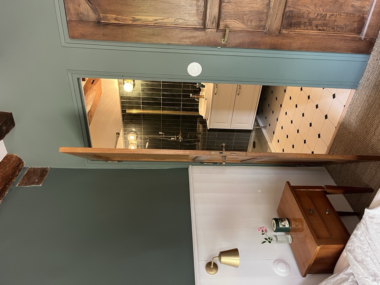 Slaapkamer met eigen badkamer en groene muren