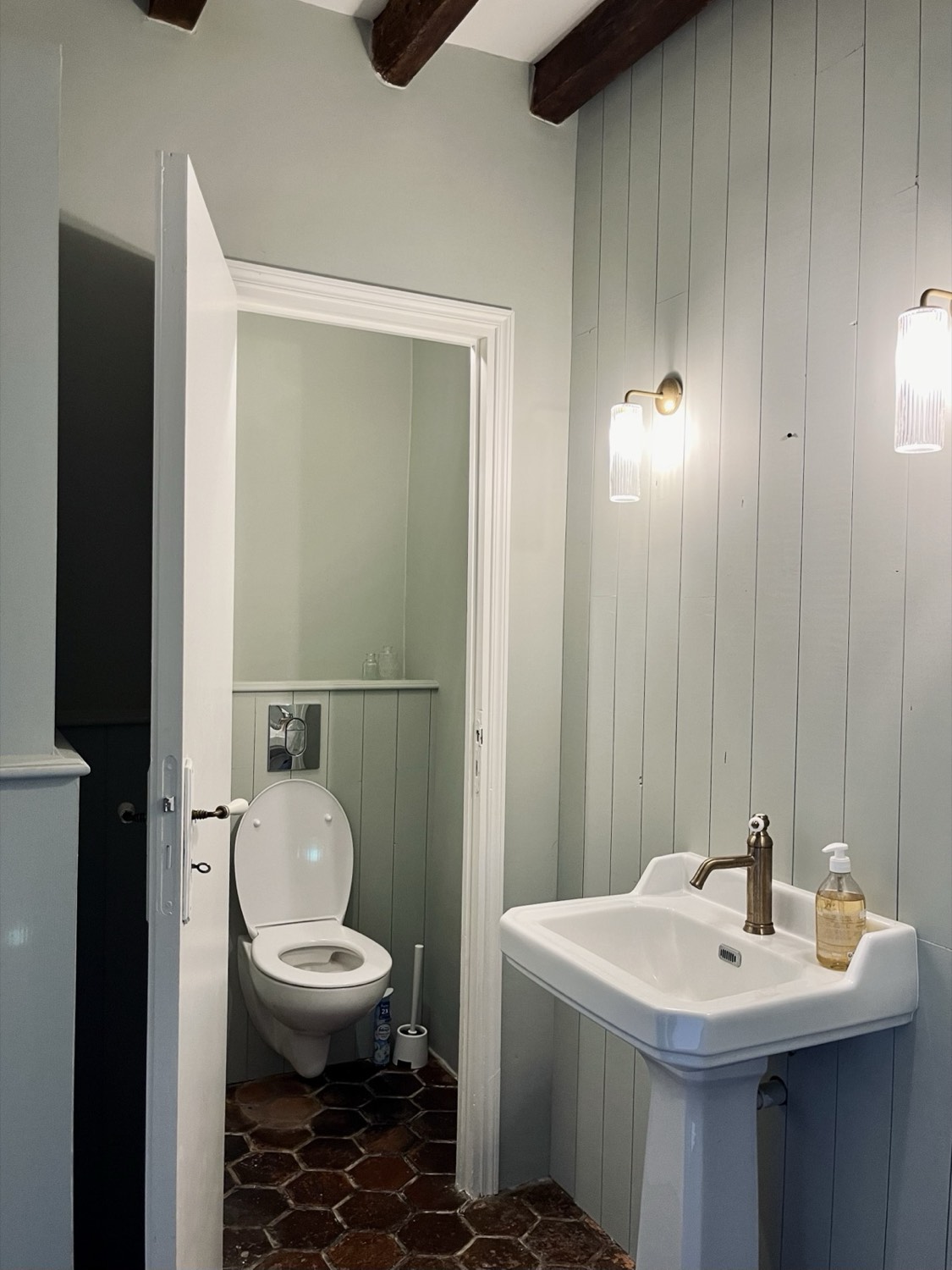 Apart toilet met wastafel op zuil