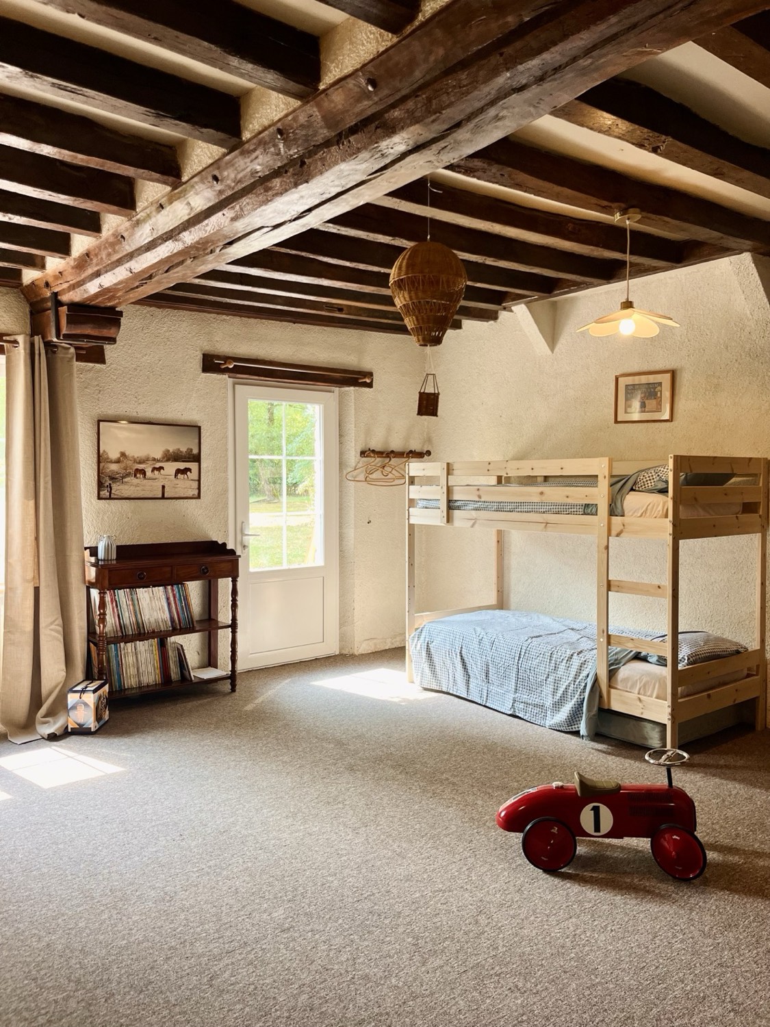De kinderslaapzaal met vintage trapauto