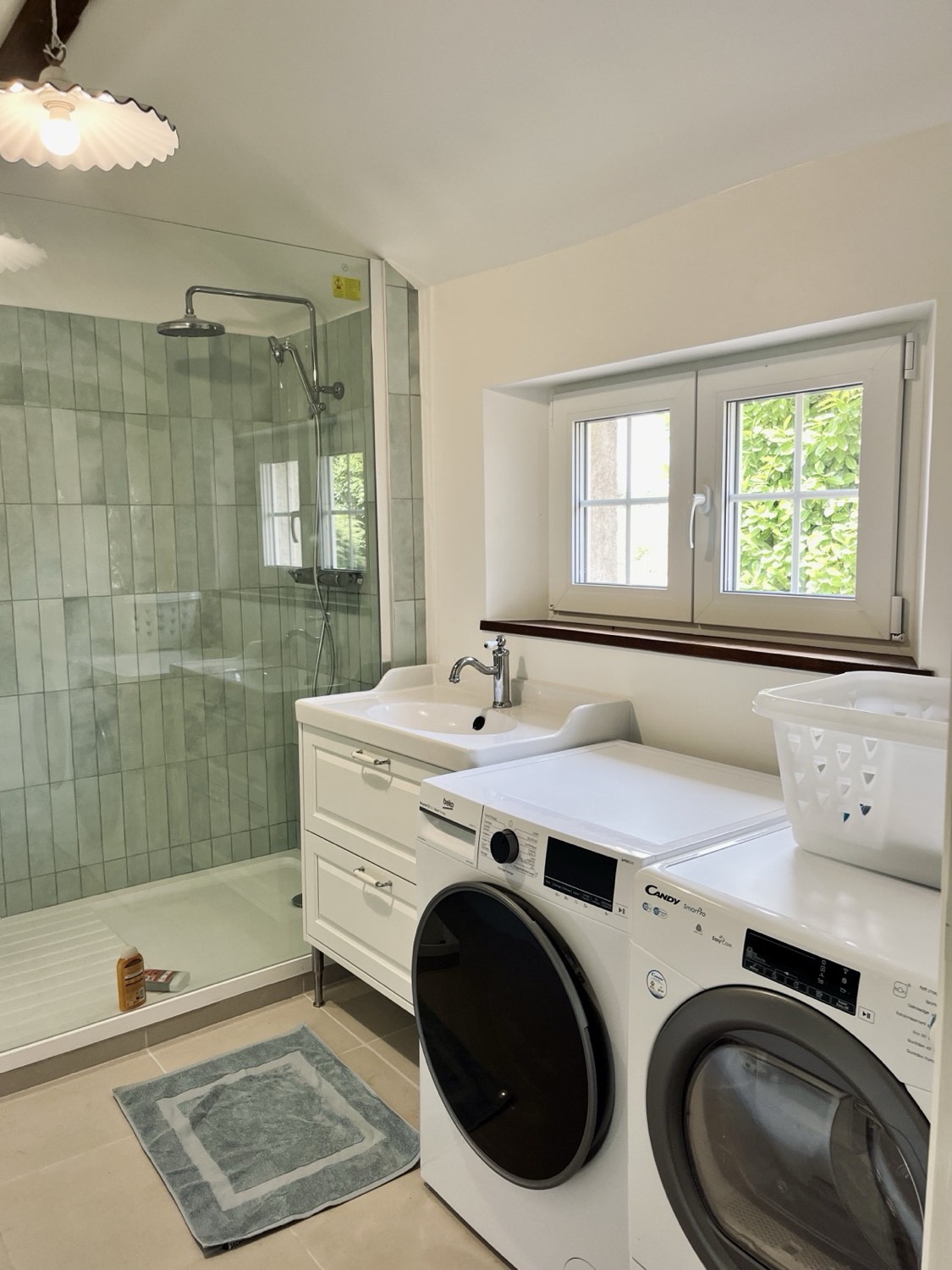 Badkamer en wasruimte: douche, wasmachine en droger