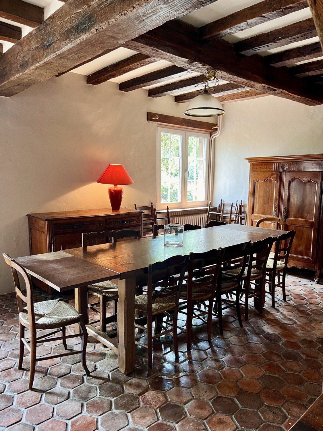 De eetkamer, met grote tafel en antieke kast